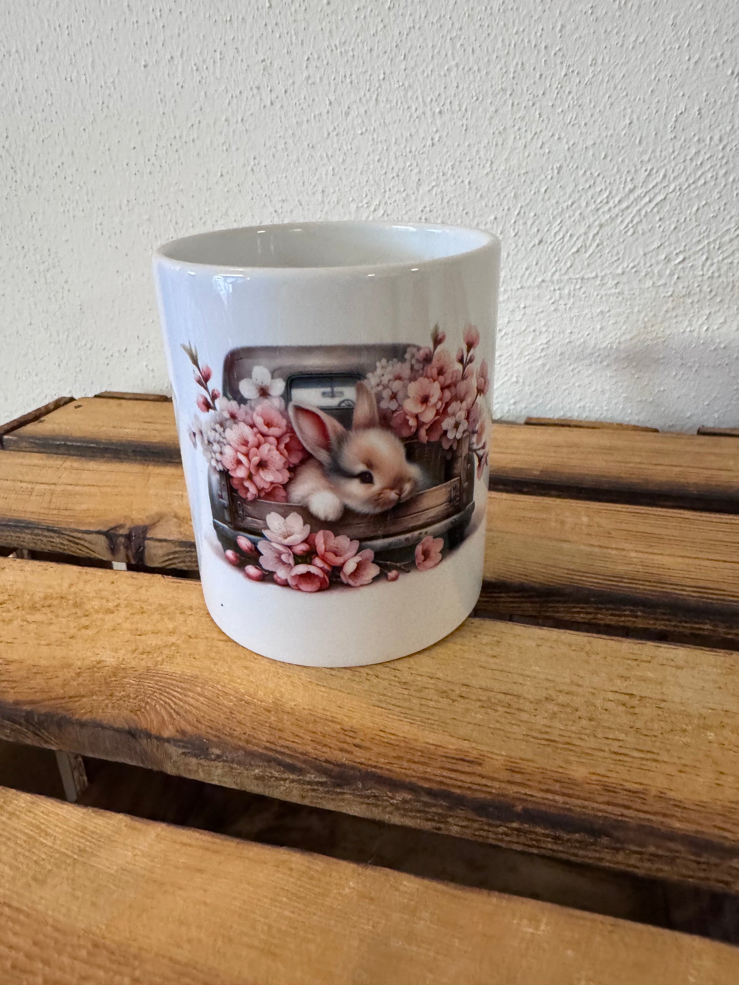 Häschen im Pickup/ Tasse sublimiert