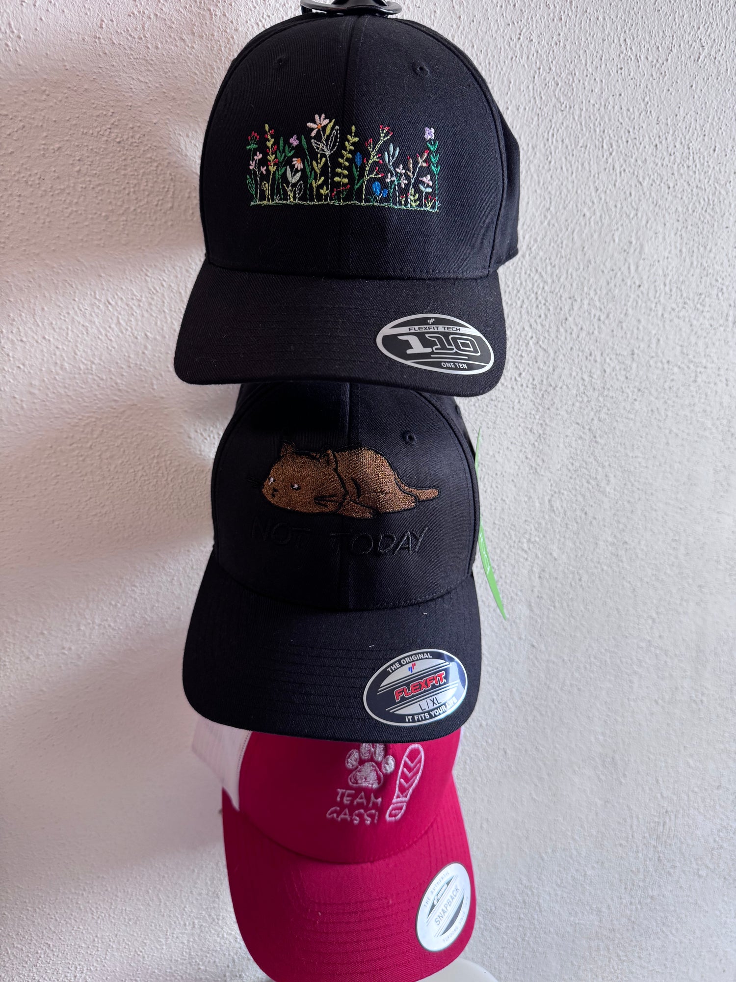 Caps und Mützen bestickt
