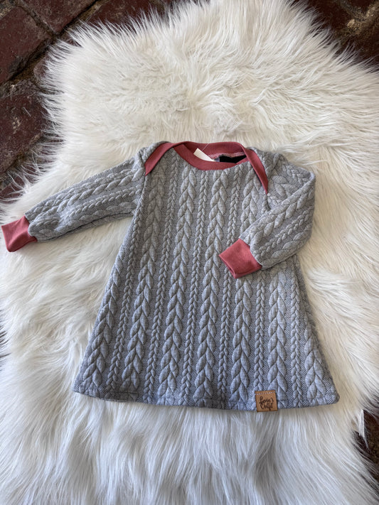 Kleid mit amerikanischem Ausschnitt / langarm- verschiedene Motive