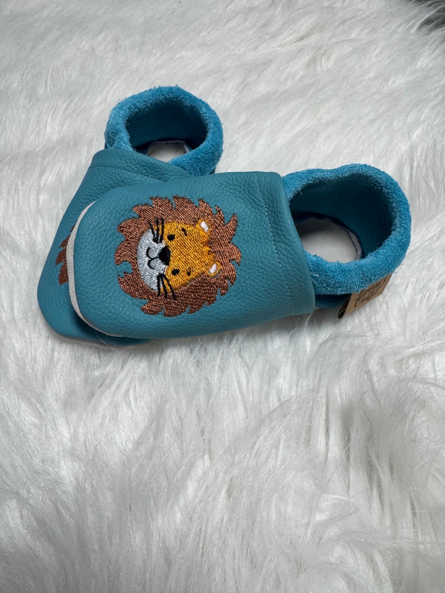 Krabbelpuschen bestickt