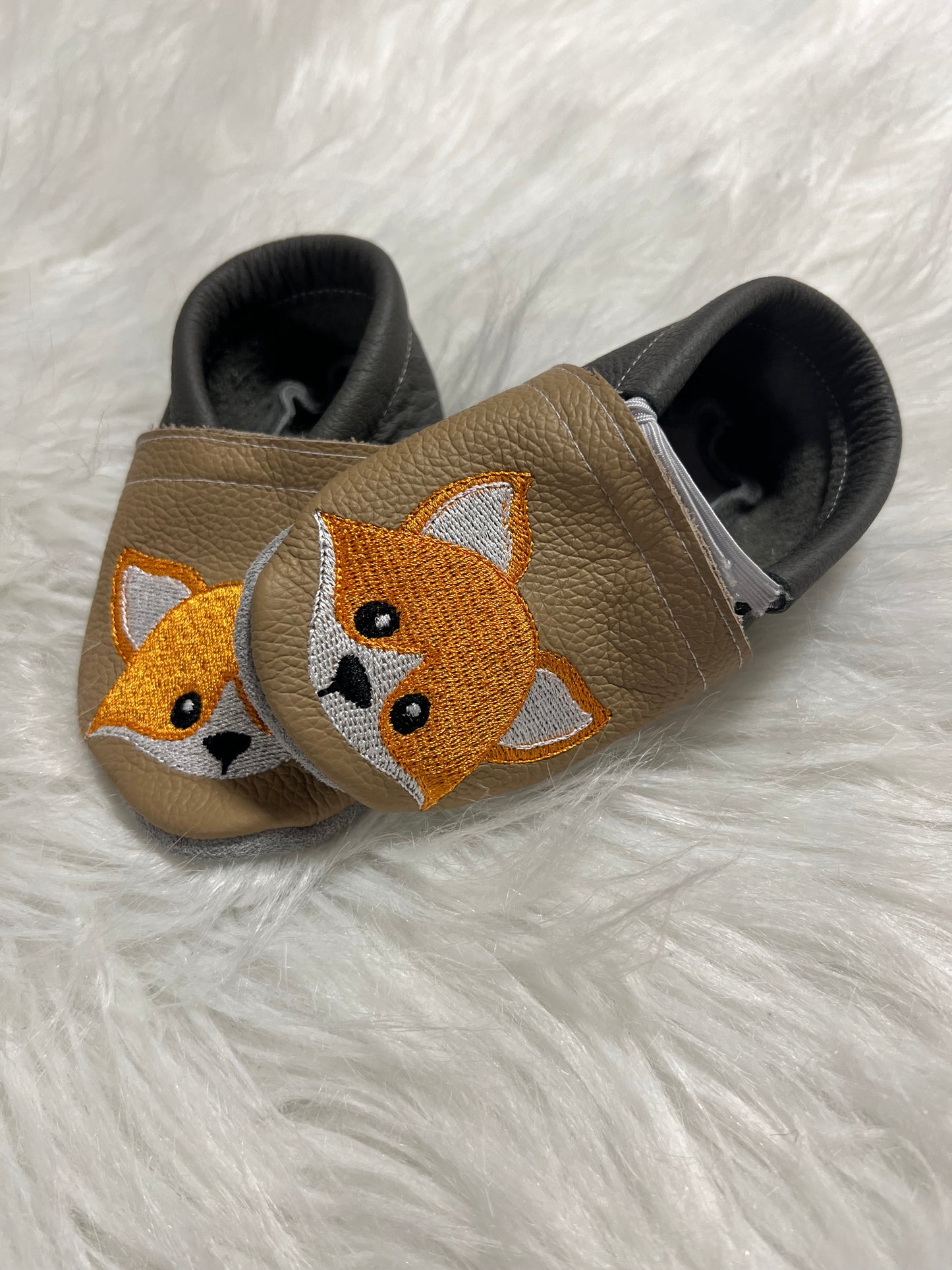 Krabbelpuschen bestickt