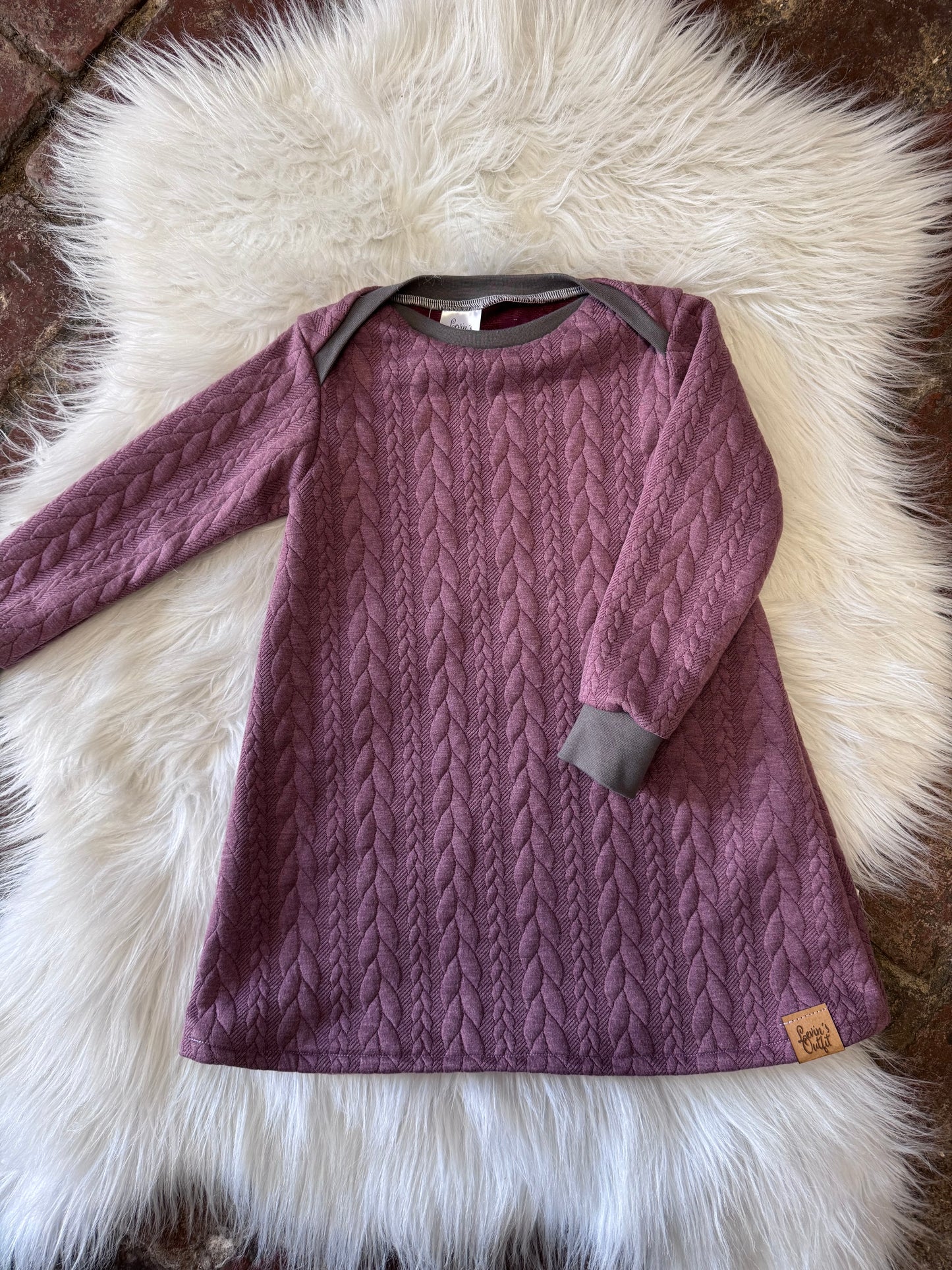 Kleid mit amerikanischem Ausschnitt / langarm- verschiedene Motive