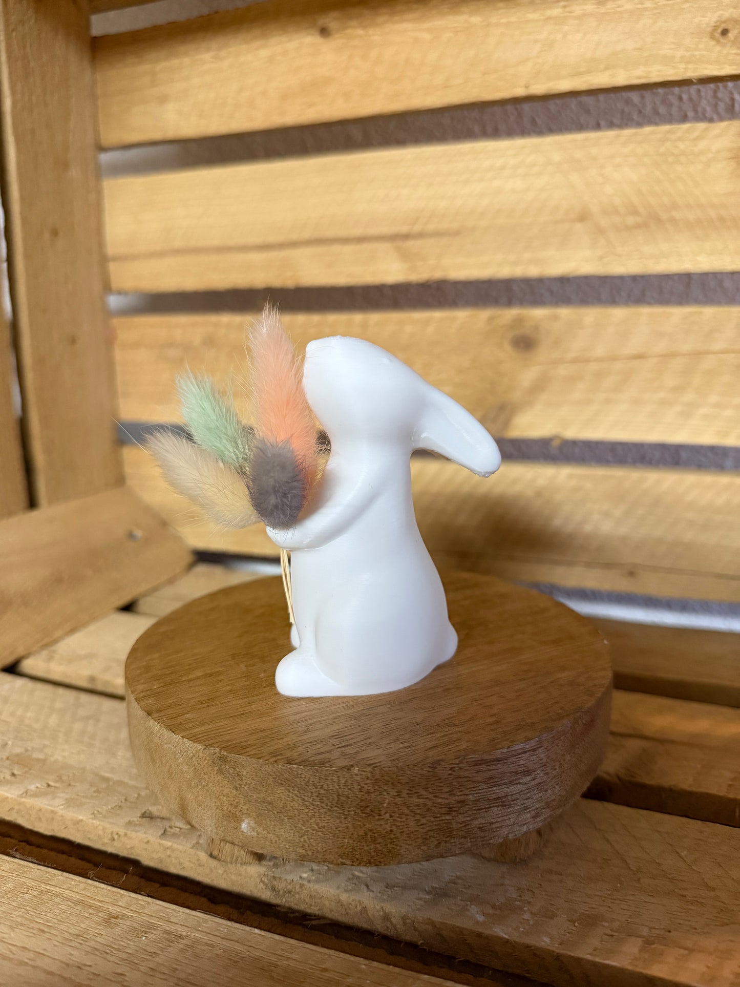 Kleiner Osterhase mit Trockenblumen (Pastell)