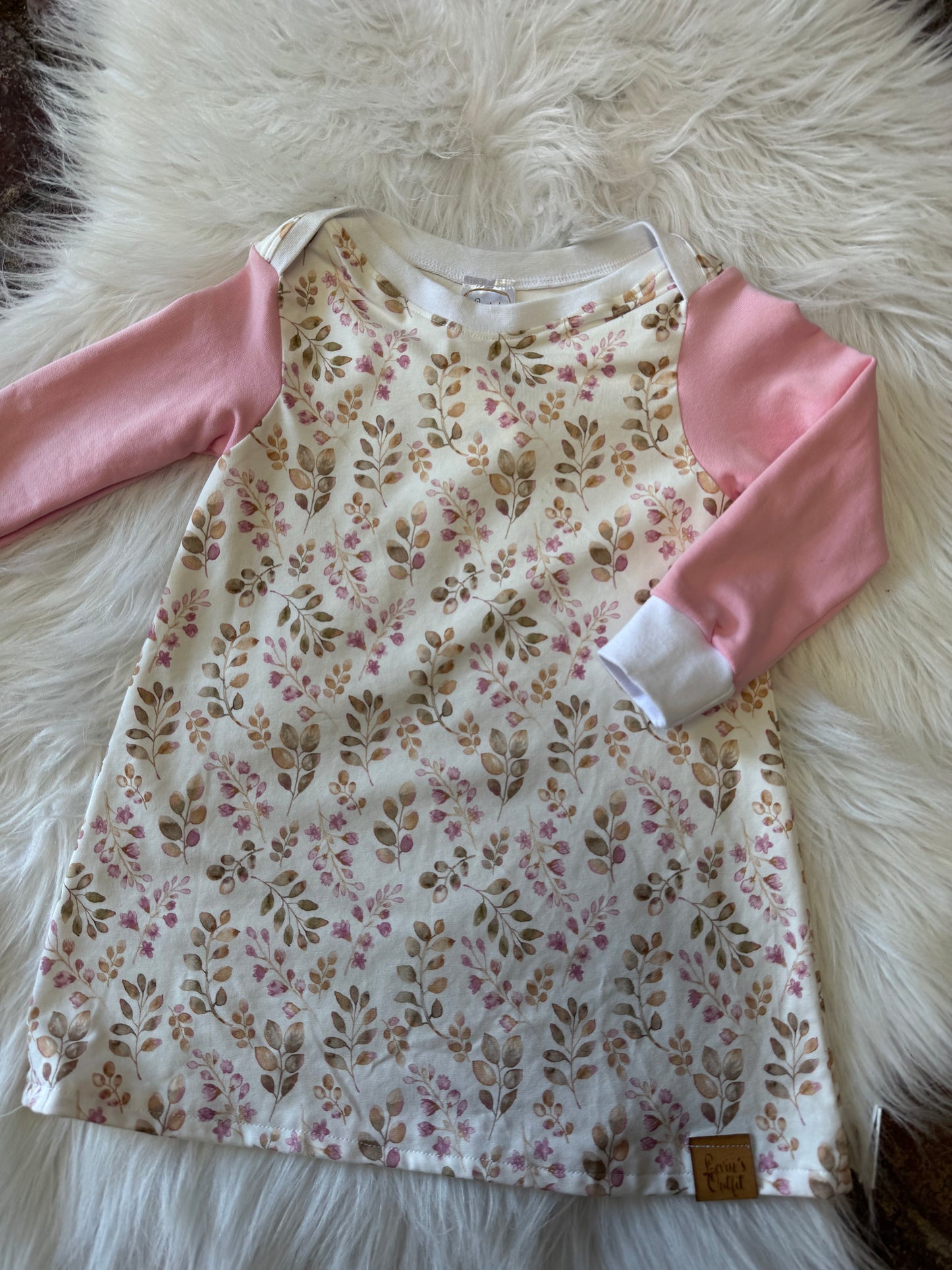 Kleid mit amerikanischem Ausschnitt / langarm- verschiedene Motive