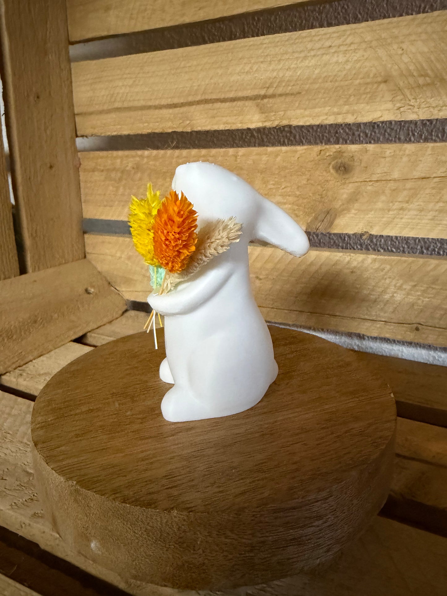 Kleiner Osterhase mit Trockenblumen