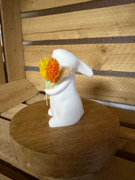 Kleiner Osterhase mit Trockenblumen